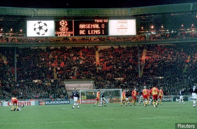 arsenal_playing_at_their_temporary_home_wembley_stadium_291076.jpg